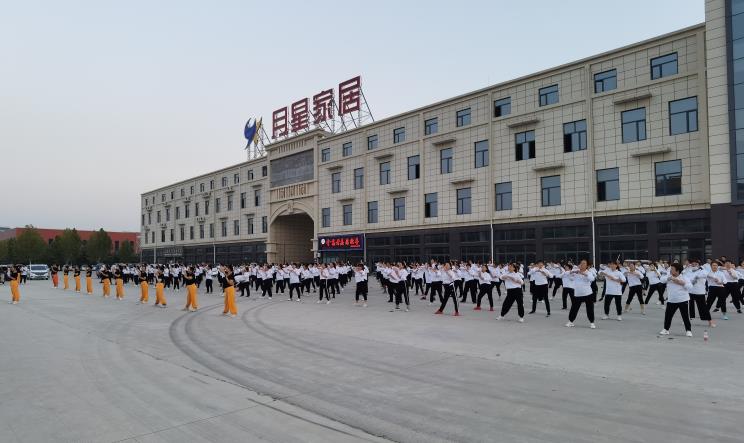 勝管曹縣運(yùn)營(yíng)中心為弘揚(yáng)全民健身運(yùn)動(dòng)，竟組建了一支“400人舞團(tuán)”